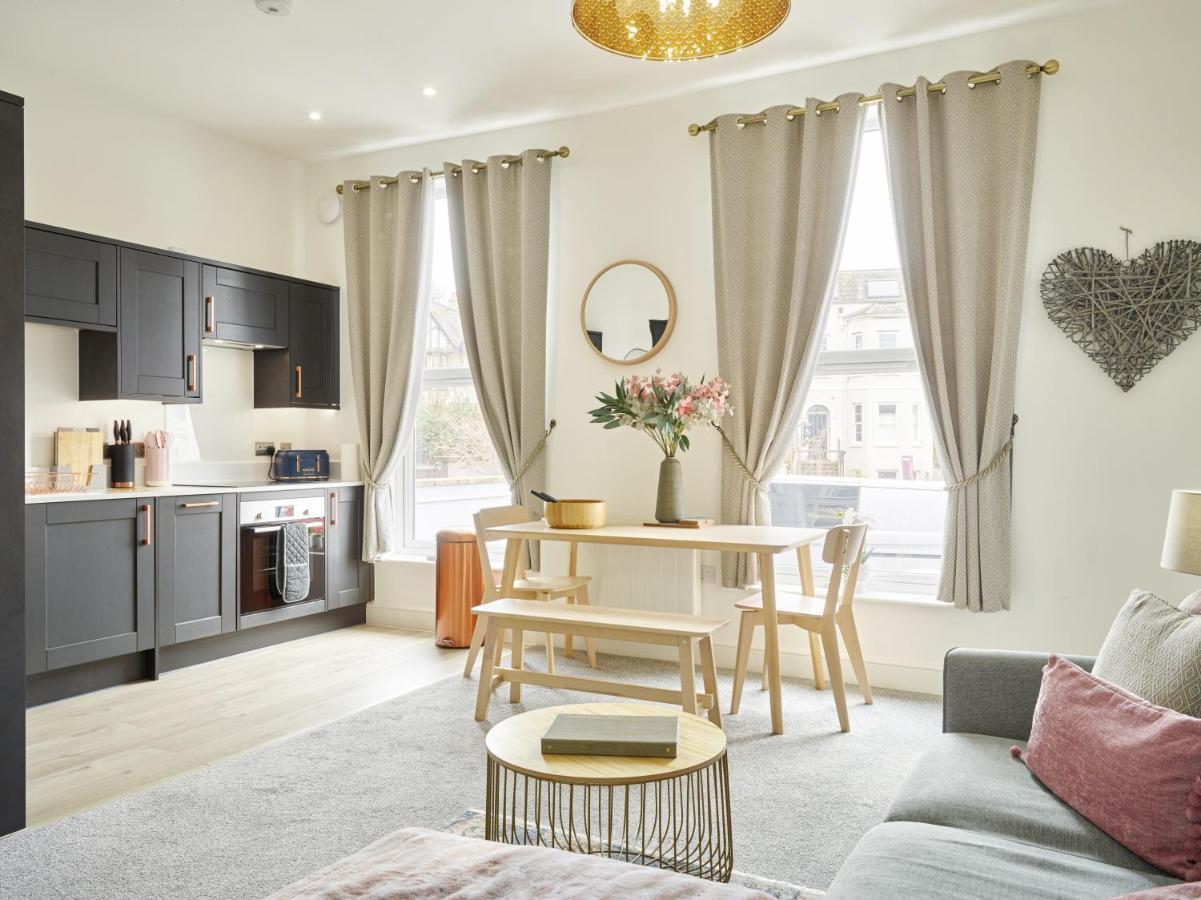Curb Properties - Super 2 Bed Apartment 5 Min From Town Centre Челтнъм Екстериор снимка